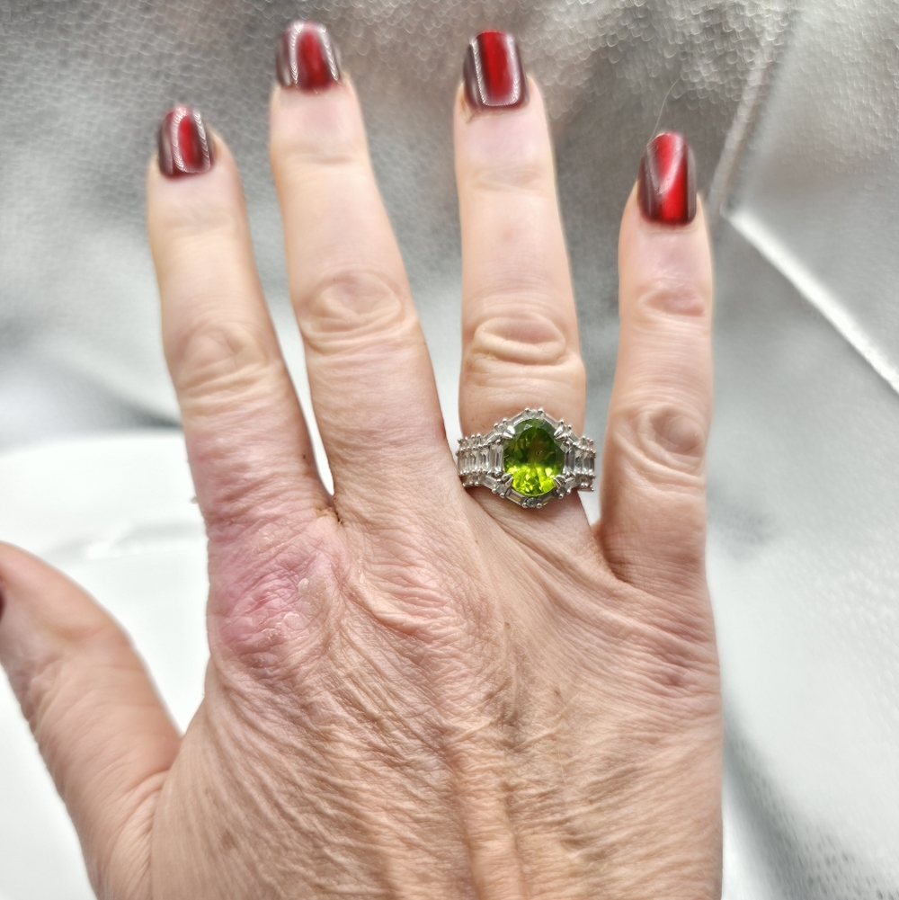 Fabulous Peridot And White Sapphire Ring - Picture 8 of 12